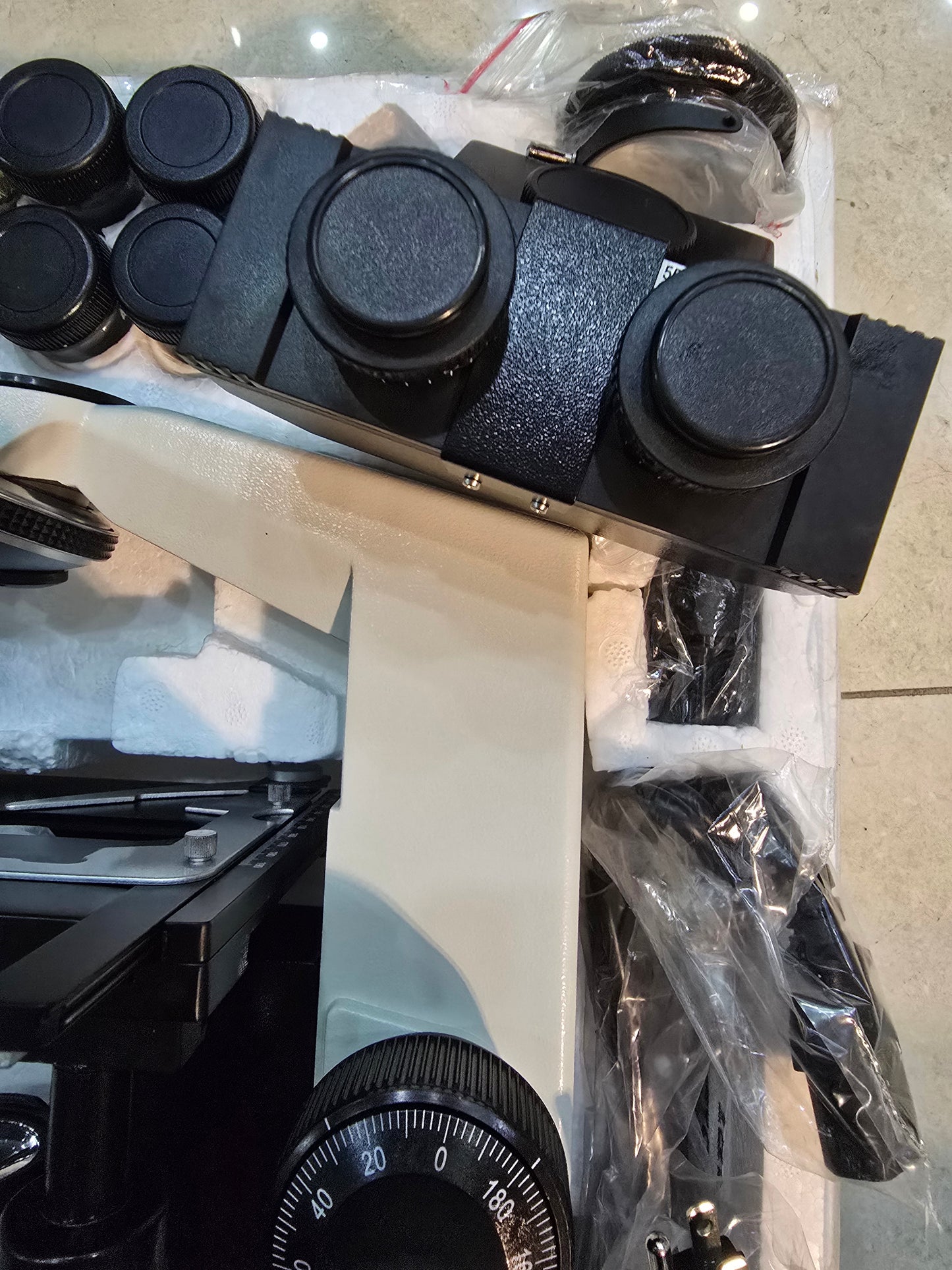 Microscopio omax trinocular M837L